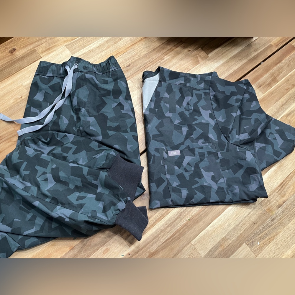 Figs Mens Scrub size M; Like new; Camo free-x Leon top & Tansen jogger